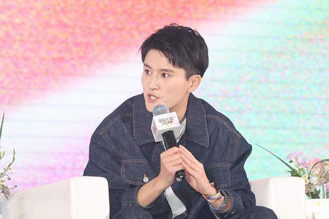 就算这老头都是洪五的朋友，怕是也没什么实际战斗力，自己拿把砍刀，就能倒他们这一群了。